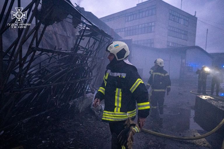 В Киеве загорелся склад, пожар тушили три десятка спасателей