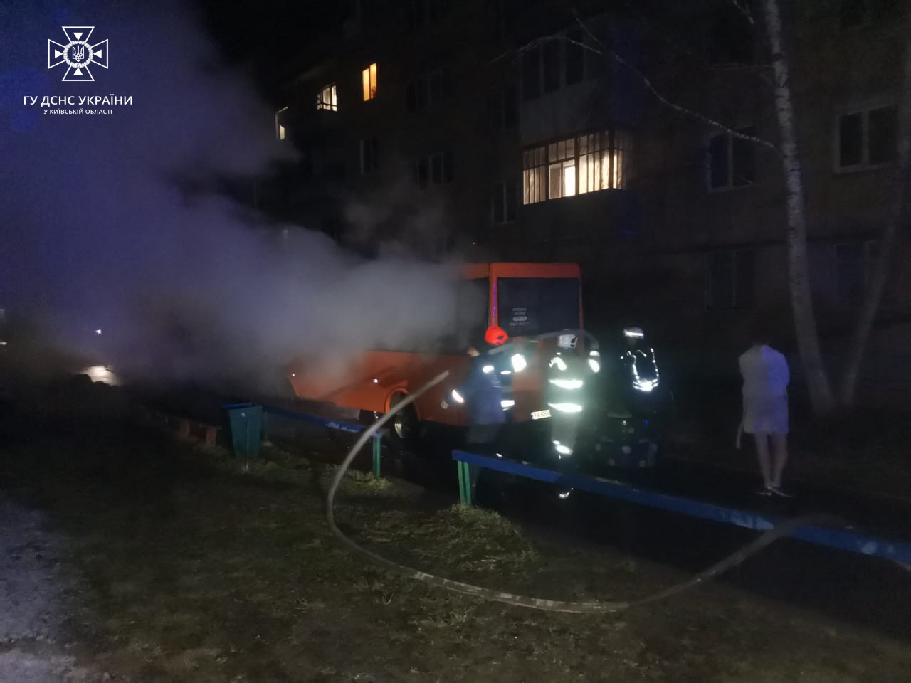 Под Киевом посреди дороги загорелась маршрутка