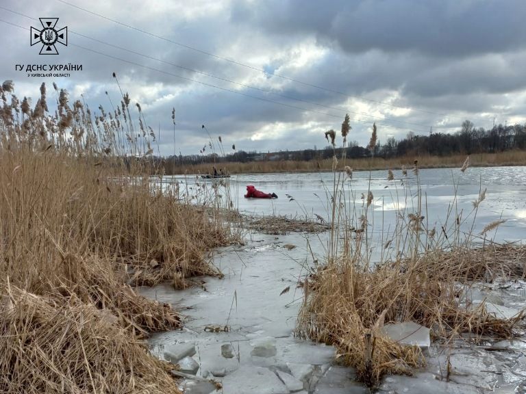 Из реки под Киевом вытащили труп: тело искали несколько дней
