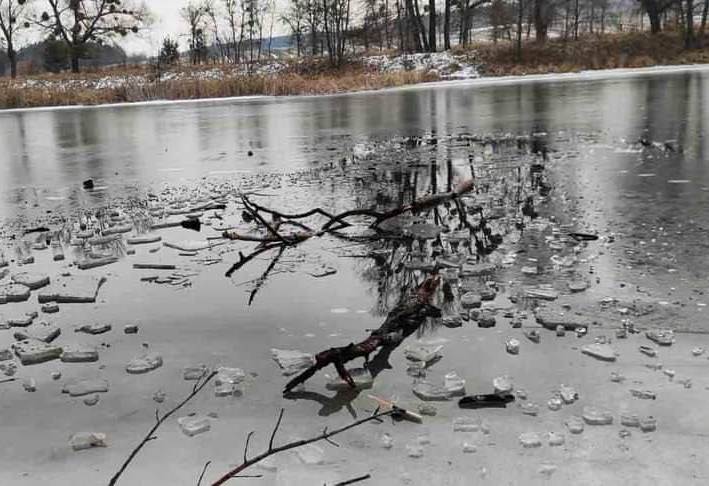 На озері під Києвом під лід провалилися чоловіки: врятували тільки трьох