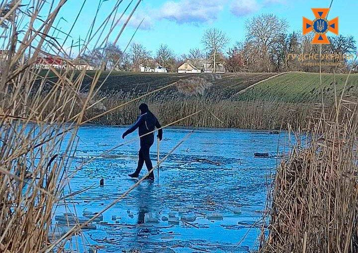 Водолазы нашли тело мужчины, который провалился под лед на озере под Киевом