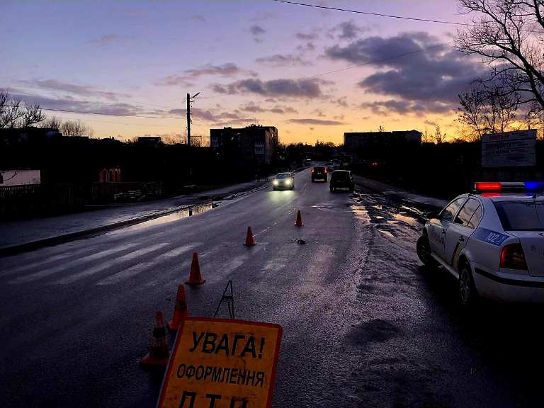 Шел по переходу: под Киевом сбили 19-летнего парня