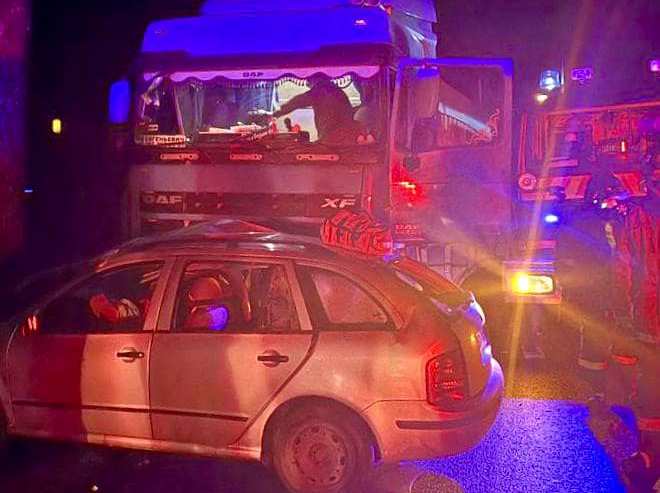 У Бучі легковик зіткнувся з вантажівкою: є постраждалі