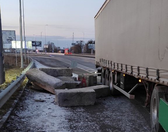 Под Киевом грузовик врезался в бетонные блоки