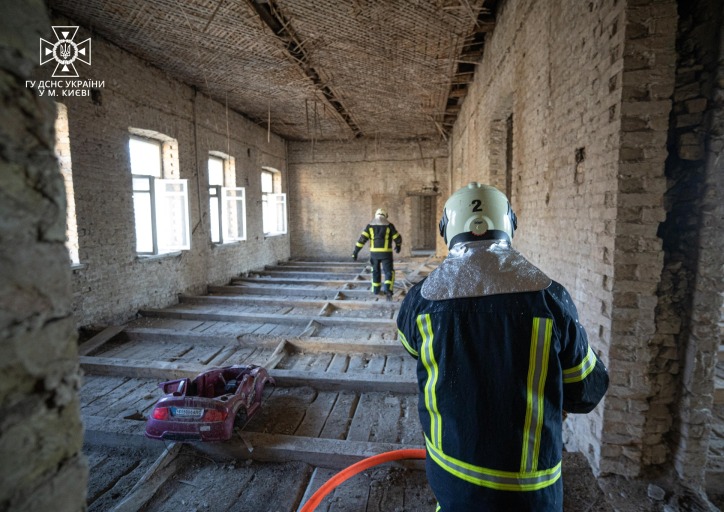 В центре Киева загорелось заброшенное здание