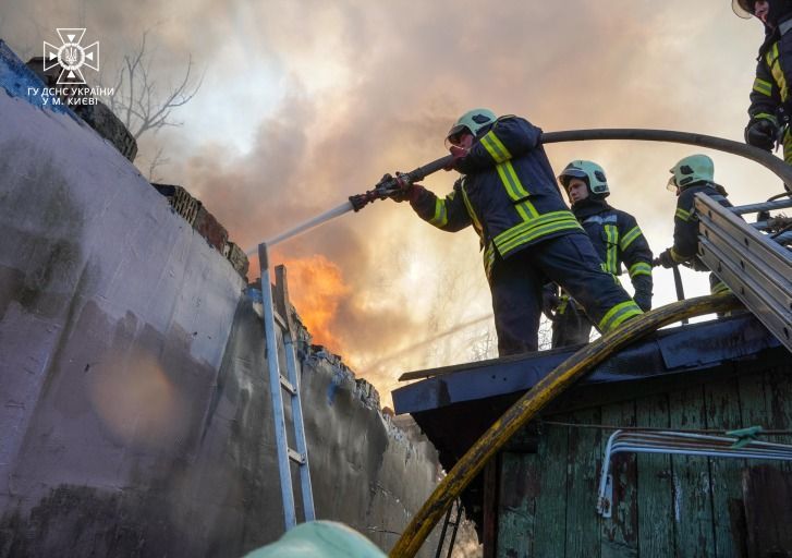 У Києві спалахнула пожежа на території приватної садиби