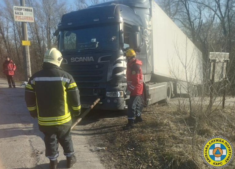 В Киеве грузовик застрял посреди дороги, заблокировав проезд