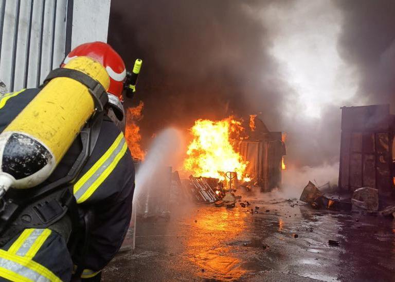 В Киеве горит склад, огонь тушат около сотни спасателей