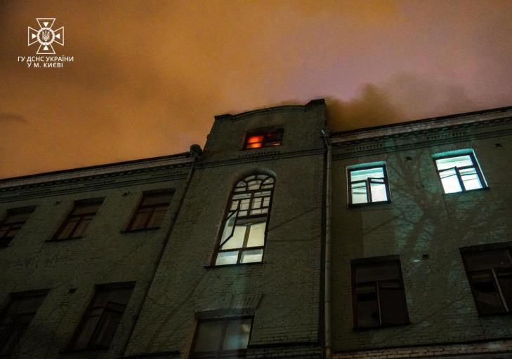 У центрі Києва - пожежа, горів відселений будинок