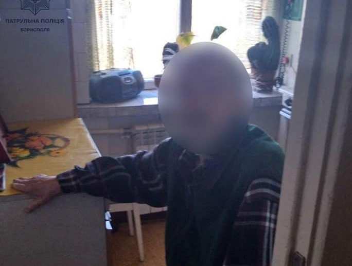 Отказали ноги: дедушка несколько недель провел взаперти в квартире под Киевом