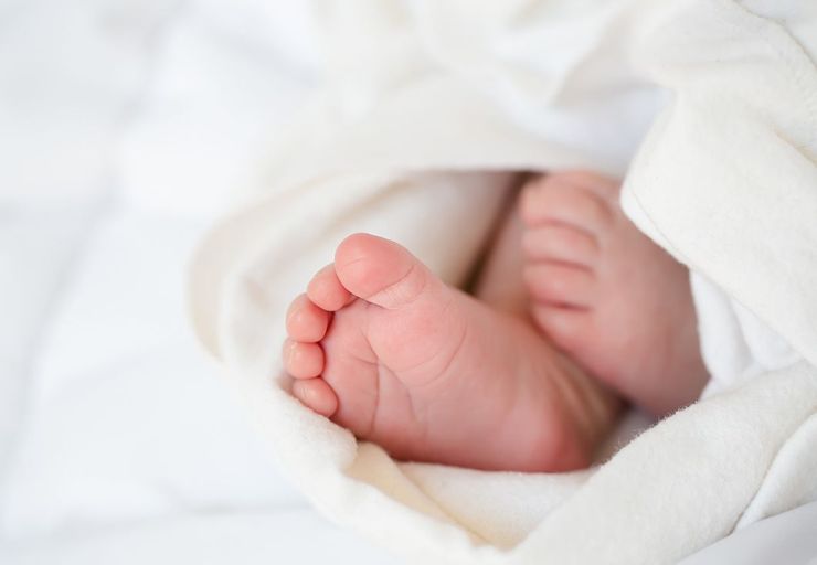Принесли в грязном одеяле: в киевскую больницу подбросили младенца