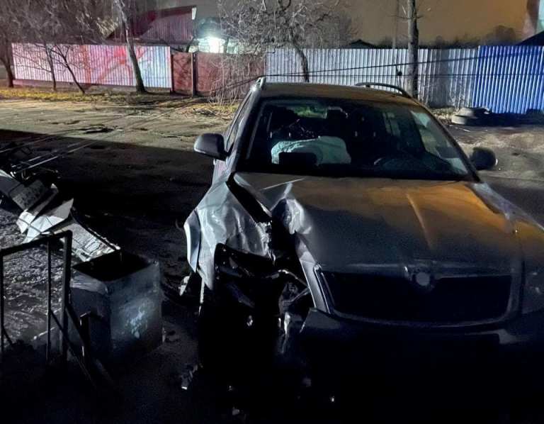 Под Киевом пьяный водитель разбил машину о столб