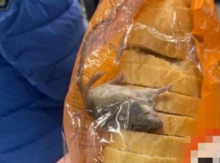 У київському супермаркеті покупцеві продали хліб з мишею