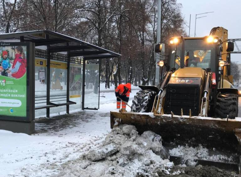 В Киеве выпал снег, на расчистку улиц вывели спецтехнику (видео)