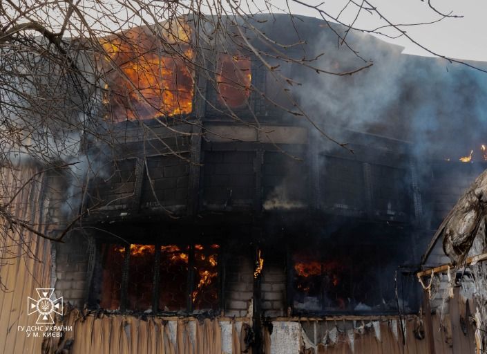 У Києві виникла пожежа в приватному секторі: у вогні загинув пенсіонер