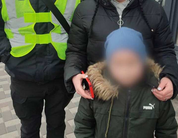 Под Киевом ребенок не вернулся с прогулки домой: его искала полиция