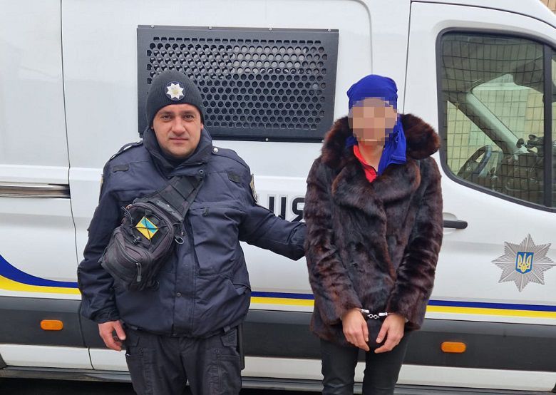 На Лісовому в Києві іноземка носила по вулиці боєприпаси і наркотики