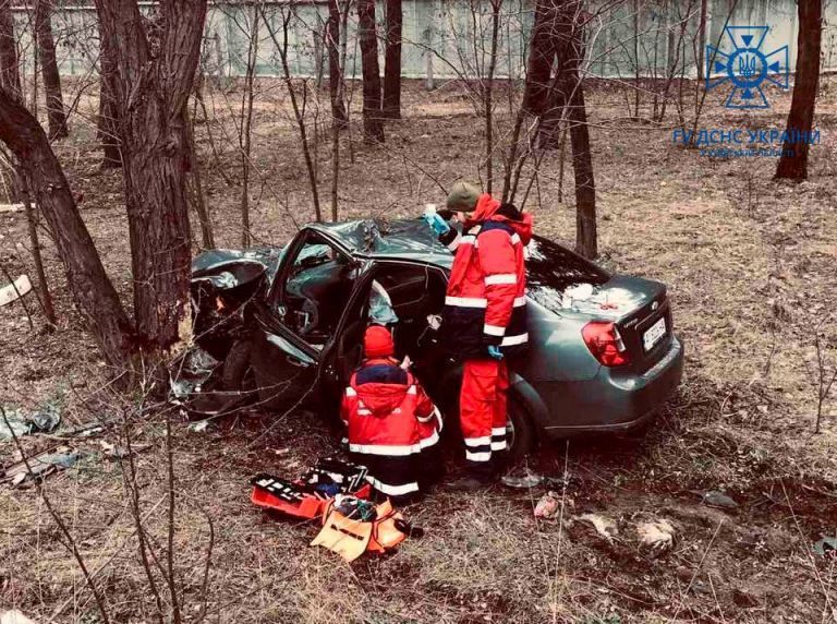 Под Киевом – ДТП, водителя вытащили из искореженной машины