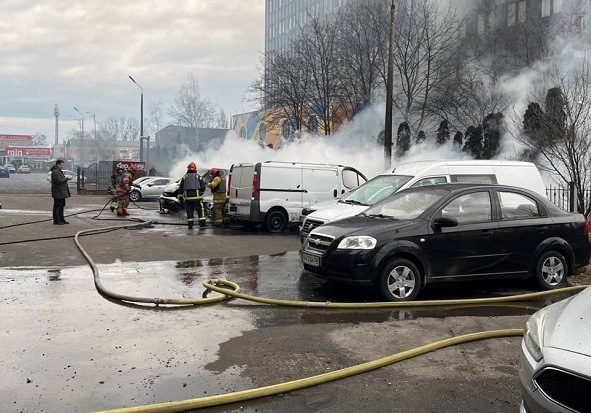 Сгоревшие машины и поврежденные дома: последствия обстрела Киева