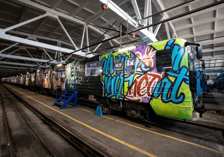 У метро Києва запустили арт-поїзд