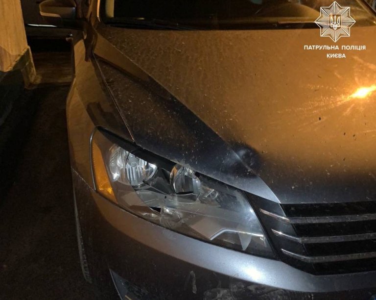 В Киеве пьяный вандал повредил чужую машину