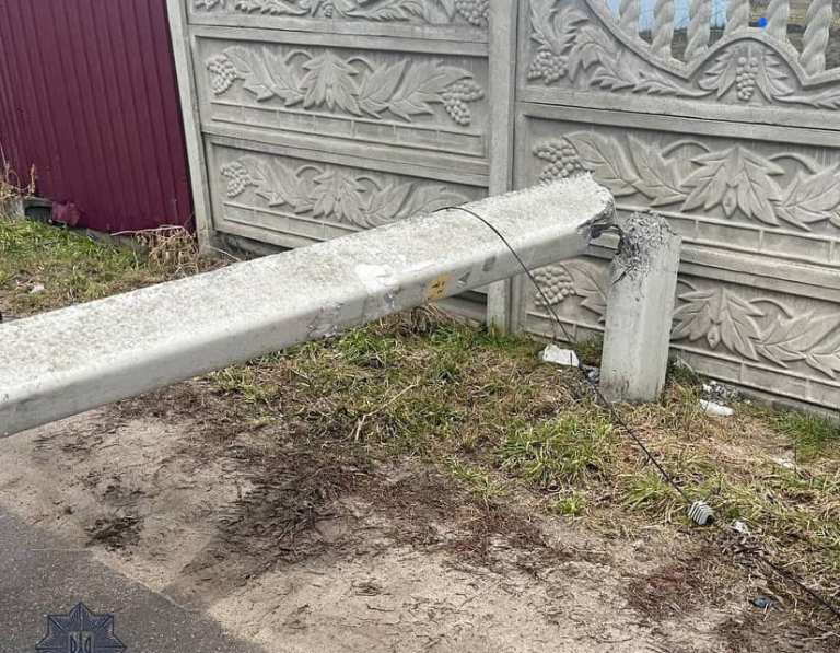 У Борисполі п'яний водій врізався в стовп