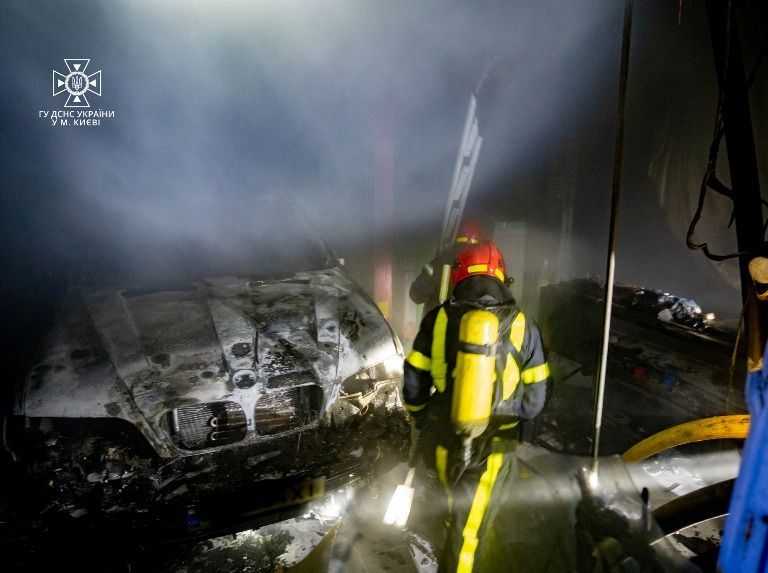 В Киеве на СТО вспыхнул пожар, внутри сгорел BMW