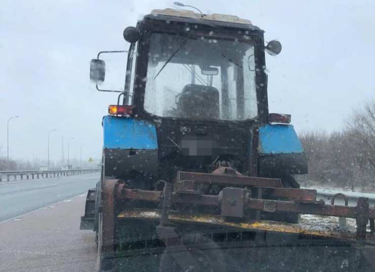 Водитель под наркотиками разъезжал по трассе Киев — Харьков на тракторе