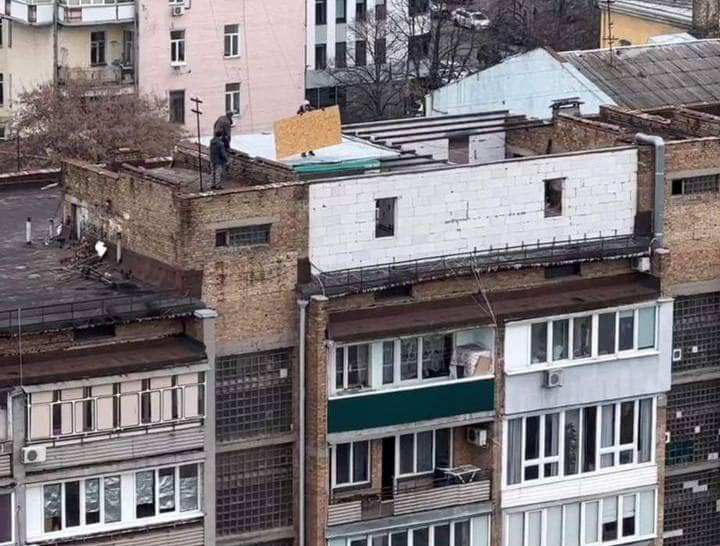В центре Киева на крыше высотки появилась пристройка размером с квартиру