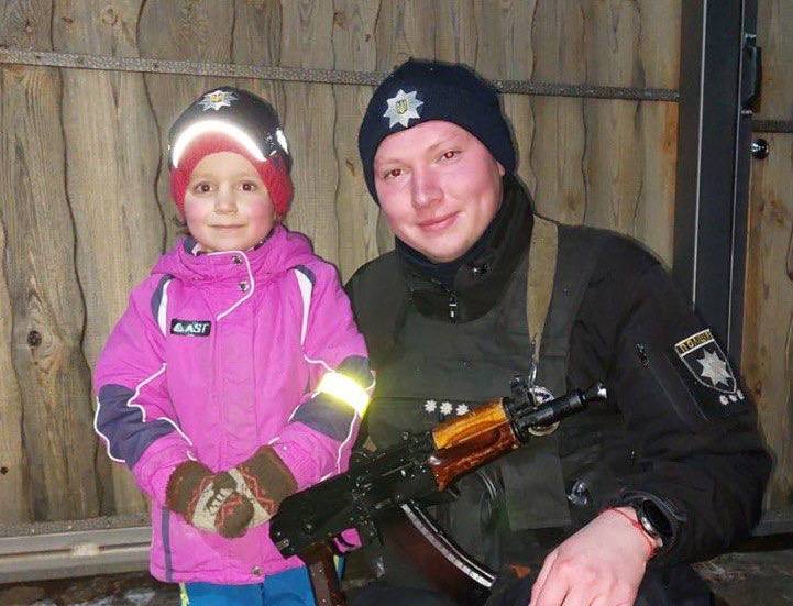 Пошла искать маму и потерялась: пропавшую под Киевом девочку нашли среди леса
