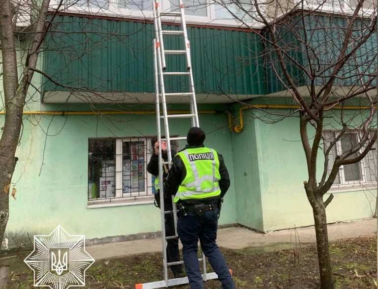 У Борисполі патрульним довелося лізти у вікно, щоб допомогти пенсіонерці (відео)