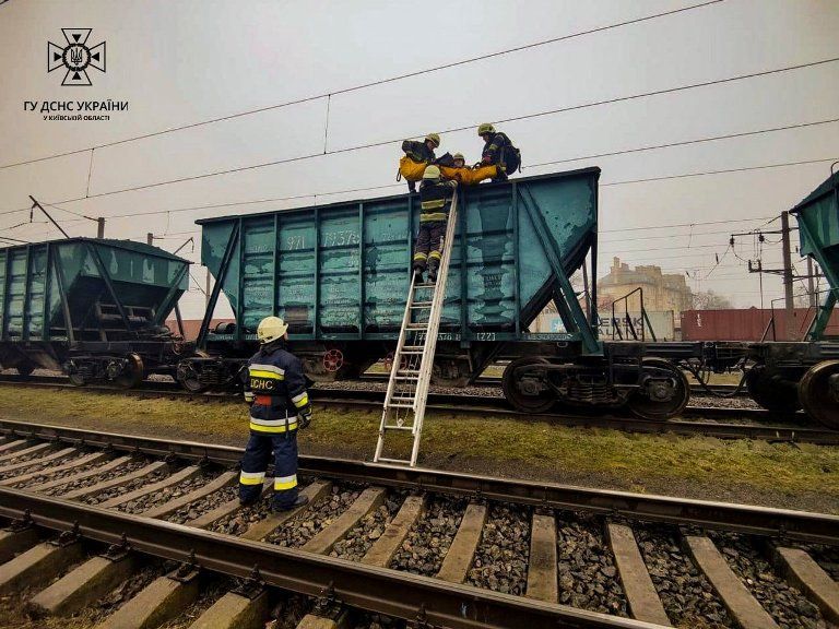 Хотели сделать селфи на крыше поезда: подробности ЧП в Вишневом