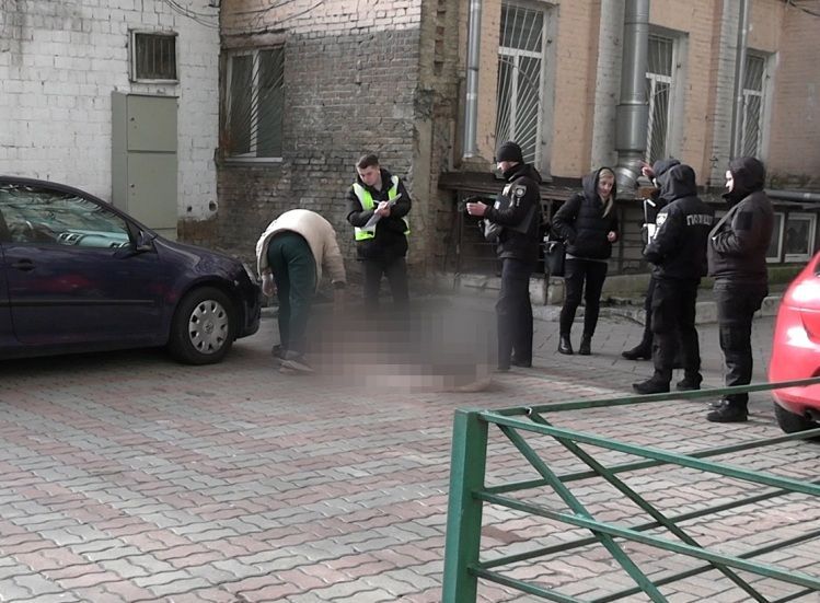 В центре Киева приезжий ножом в шею убил знакомого