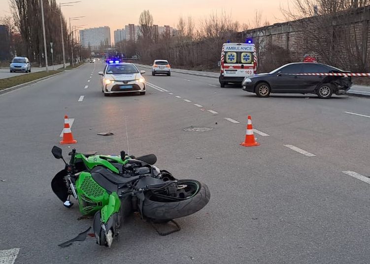 В Киеве мотоцикл столкнулся с легковушкой: байкер умер в скорой