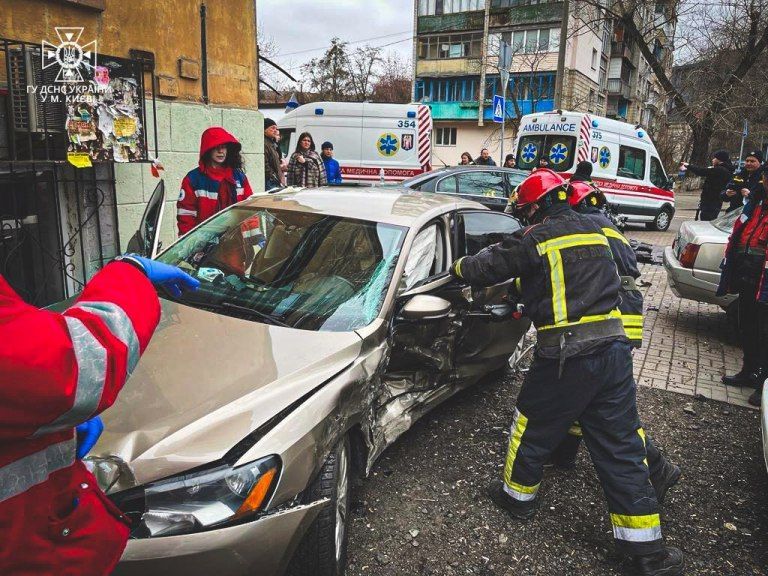 У центрі Києва-ДТП, водія затиснуло в машині