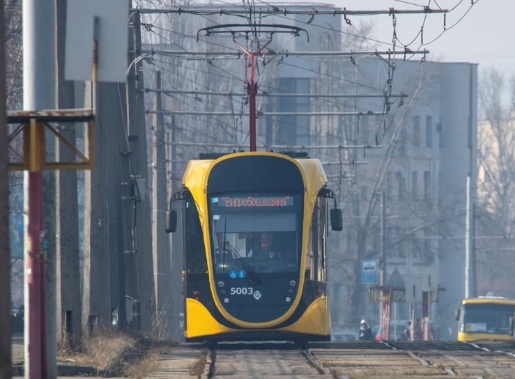 На лівому березі в Києві вивели на маршрути нові трамваї