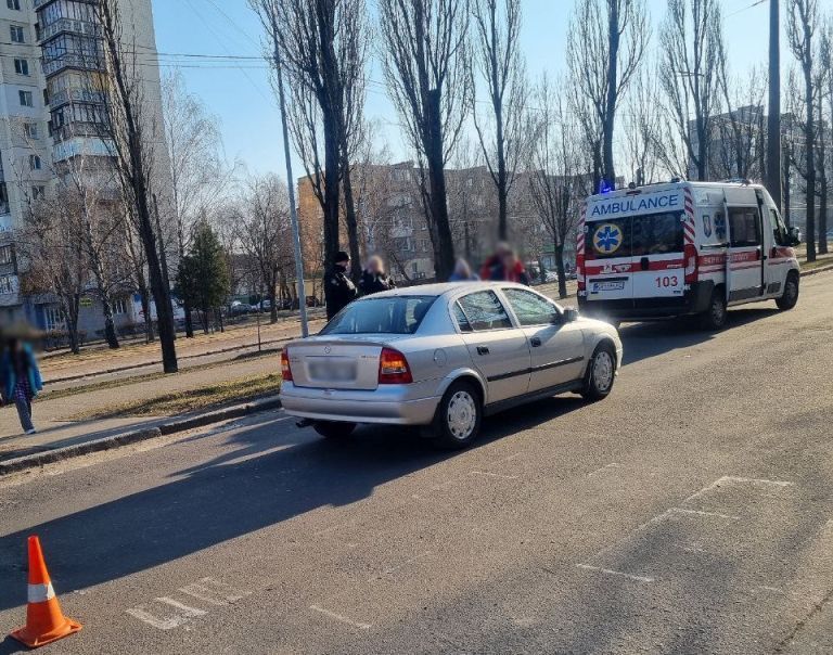 На Отрадном в Киеве под колеса легковушки попал пешеход