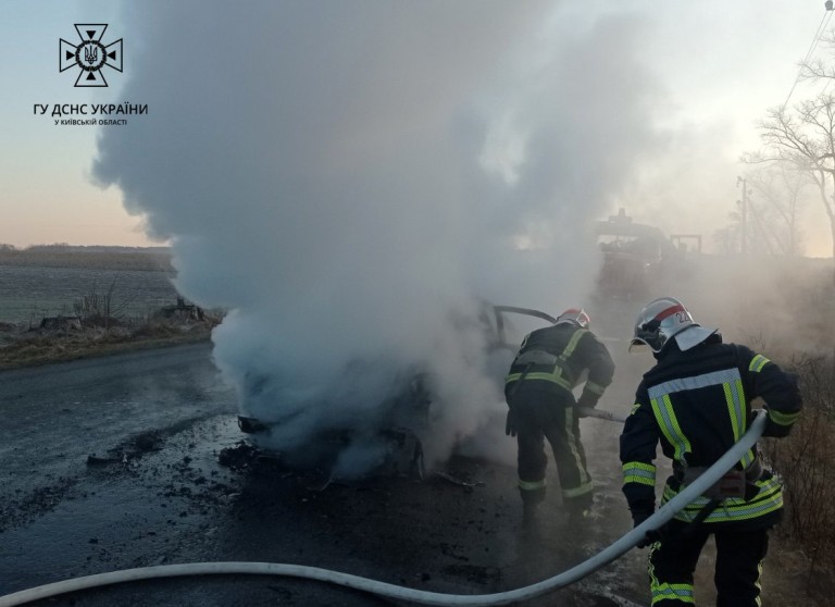 В Киевской области посреди дороги сгорел автомобиль