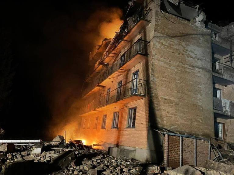Российские дроны ударили по общежитию под Киевом: есть жертвы