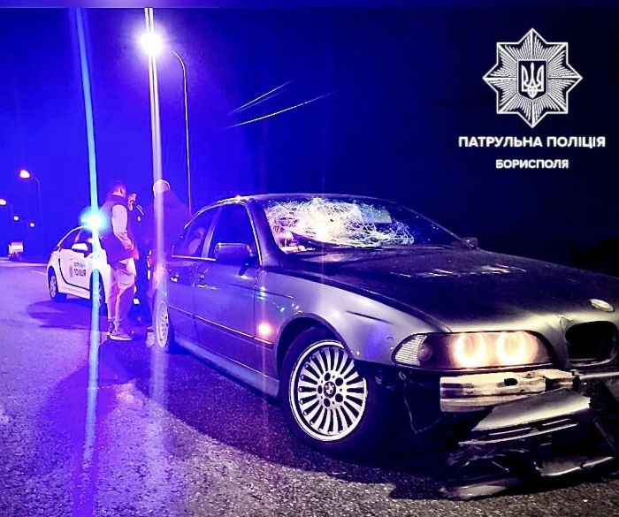 На трассе Киев — Харьков пьяный водитель разбил машину о дорожный знак