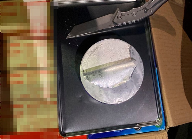 Замаскировали под крем: киевлянину прислали посылку с кокаином