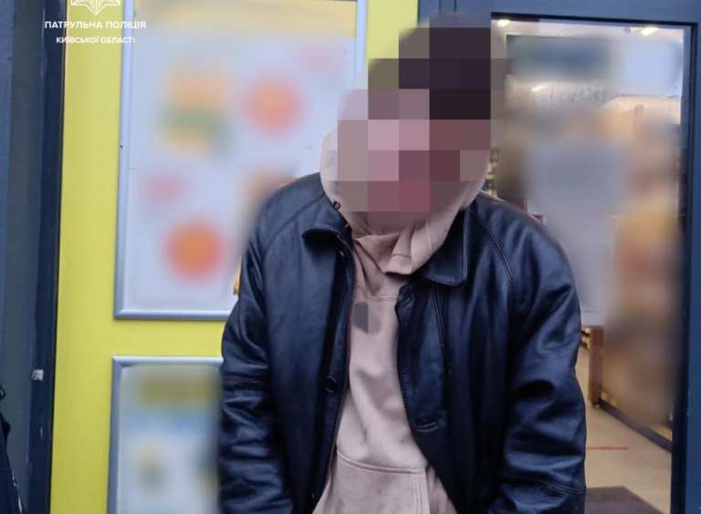 Под Киевом мужчина сбежал из магазина с пакетом украденных продуктов