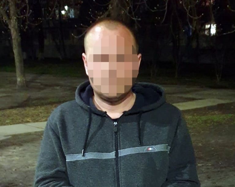 Предложил помощь и вытащил кошелек: в Киеве рецидивист ограбил бабушку
