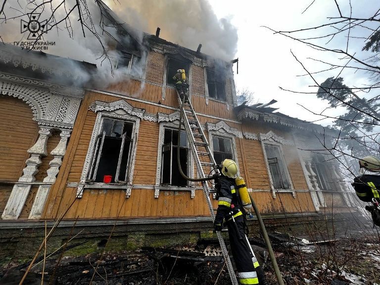 В Пуще-Водице – пожар, горит дом
