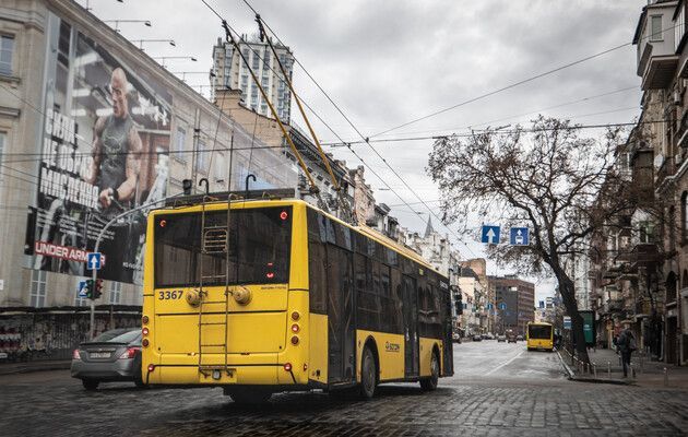 Немає контакту: у Києві затримується кілька тролейбусів