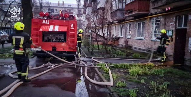 В Киеве из горящей квартиры спасли двух женщин (фото)
