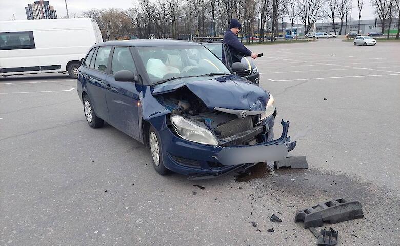 На парковці під Києвом - ДТП (фото)