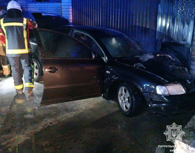 В Киеве пьяный водитель врезался в забор: авто загорелось (фото)