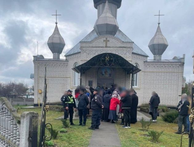 Возле церкви в Киевской области умер мужчина (фото)