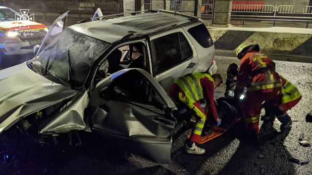 ДТП в Киеве: водителя вырезали из авто (фото)